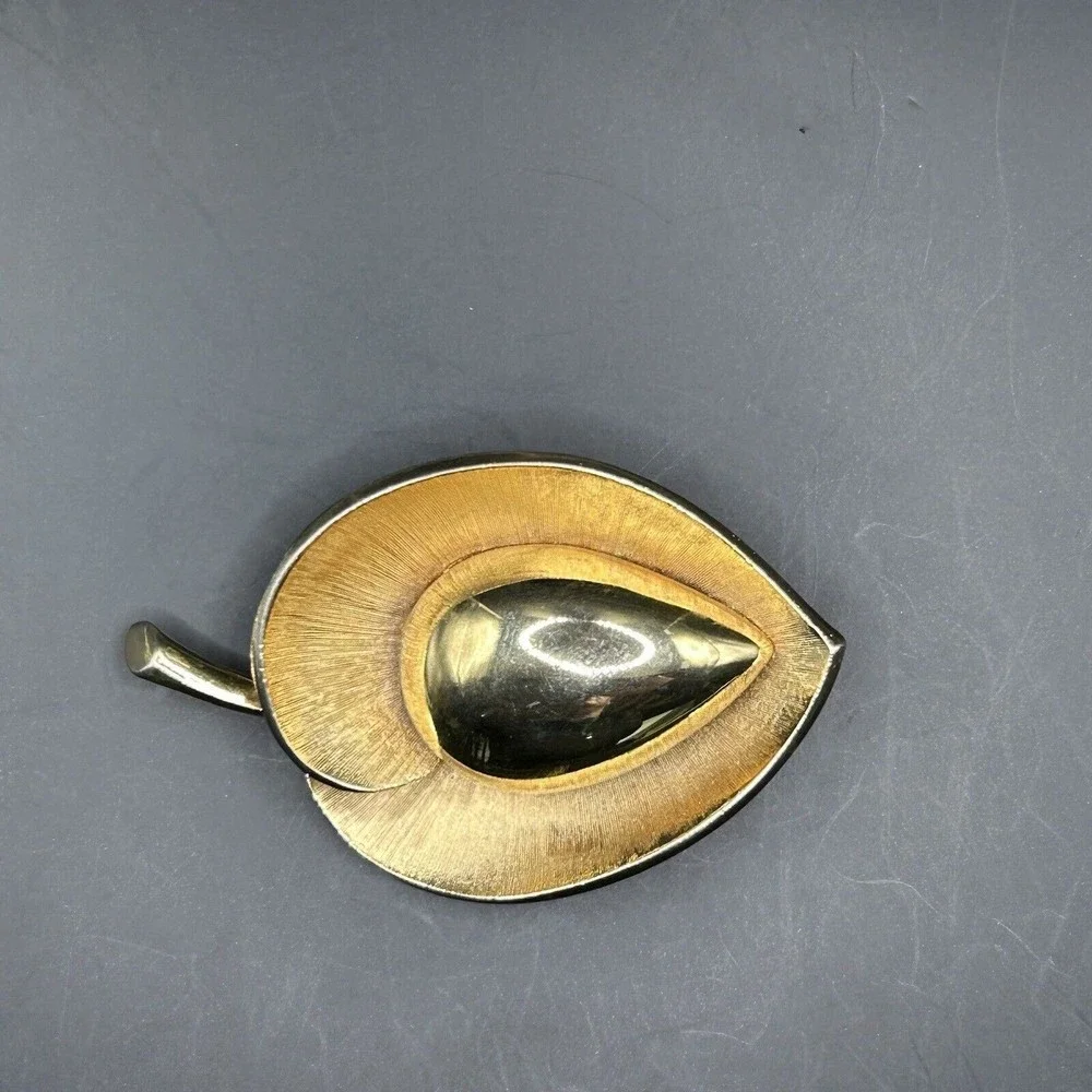 Vintage SIGNED PASTELLI LEAF Brooch Pin‎ brushed gold tone texured Costume